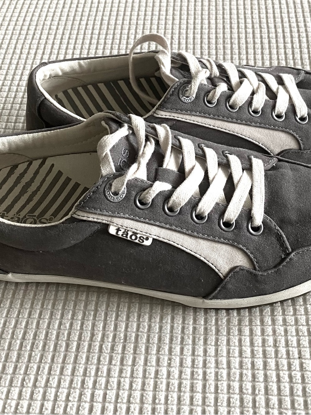 Taos Footwear Gray and Cream Canvas Lace-Up Women's Sneakers